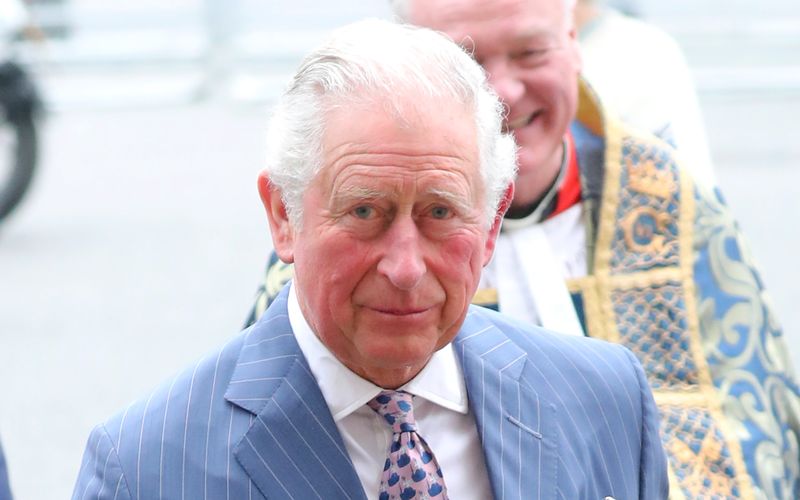 Prinz Charles soll sich laut eines Buchautors rassistisch über den Nachwuchs von Prinz Harry und Herzogin Meghan geäußert haben. Nun wehrt sich Thronfolger mit Anwälten gegen diese Unterstellung.
