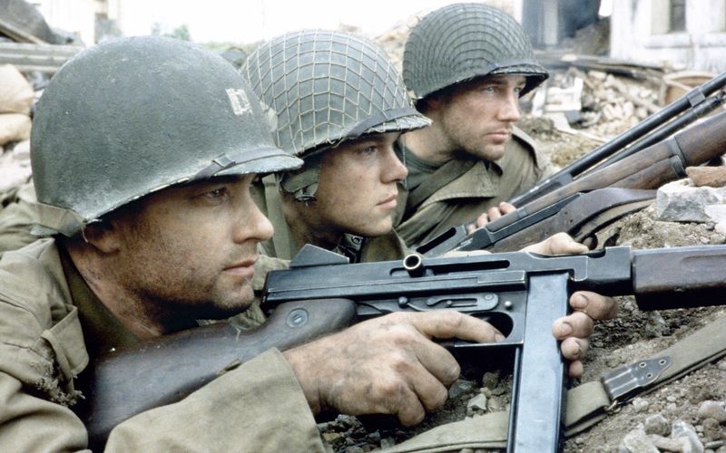 Am 8. Mai jährt sich das Ende des Zweiten Weltkrieges zum 80. Mal. Etliche Filmemacher haben sich seither über dieses wohl düsterste Kapitel der Menschheitsgeschichte auseinandergesetzt. So auch Steven Spielberg, der in "Der Soldat James Ryan" (Bild) die Grausamkeit des Krieges in schwer zu ertragende Bilder übersetzte. Die Galerie zeigt die wichtigsten Filme über den Zweiten Weltkrieg.