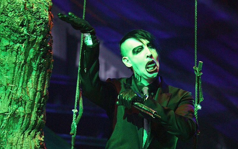 Vor allem in den ersten Jahren seiner Karriere behaupteten viele Kritiker, Marilyn Manson verteile vor seinen Konzerten Drogen im Publikum - und zwar umsonst. Dazu erklärte der Musiker einst vielsagend: "Ich gebe keine Drogen umsonst ab."