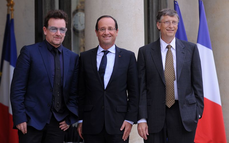 Die Bekämpfung von AIDS und der Schuldenerlass für Dritte-Welt-Länder - das sind seit jeher Bonos große Themen. Der Sänger wurde 2005 auch schon als neuer Weltbank-Chef vorgeschlagen. Im Bild: Bono (links) mit dem ehemaligen französischen Staatspräsidenten Francois Hollande (Mitte) und Microsoft-Gründer Bill Gates im Pariser Élysée-Palast, 2012.