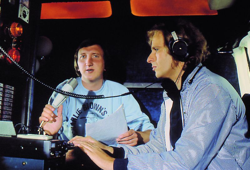 Ein Festival der blöden Sprüche: "Piratensender Powerplay" (1981), in der zwei Freunde den öffentlich-rechtlichen Rundfunk mit ihrer illegalen, in einem Wohnmobil untergebrachten Radiostation zur Verzweiflung bringen, machte Thomas Gottschalk (rechts) und Mike Krüger zu absoluten Publikumslieblingen. Und auch wenn größere Erfolge folgten: Lustiger und anarchistischer war das Blödel-Duo in keinem seiner weiteren Filme.