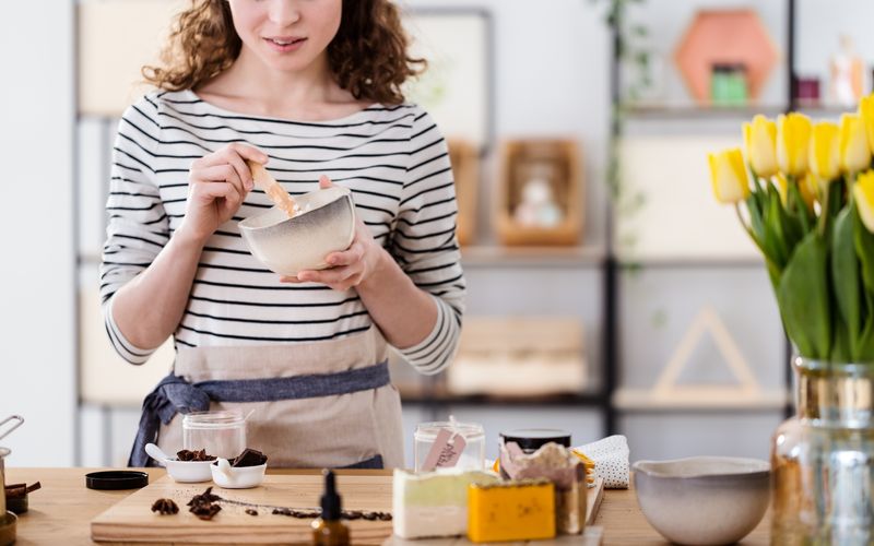 Haut und Haare sind rund um die Uhr schlechten Bedingungen  wie Hitze, Kälte oder Schadstoffen in der Luft ausgesetzt. Und auch in konventioneller Kosmetik sind zahlreiche Inhaltsstoffe, die mehr schaden als pflegen. Doch zum Glück lassen sich viele Produkte ganz einfach selbst anfertigen. Wie das geht, zeigt die Galerie.