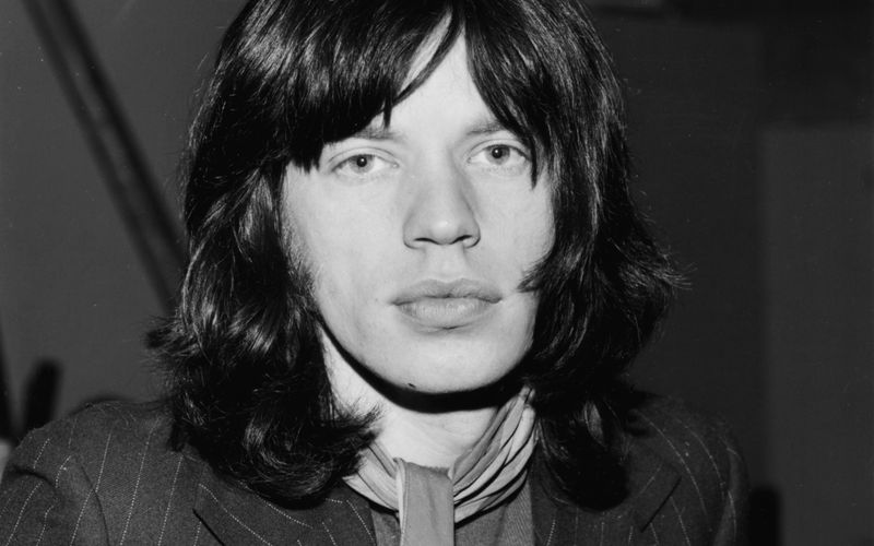 Hätten Sie es gedacht? Dieses Foto von Rolling-Stones-Frontmann Mick Jagger ist bereits über 50 Jahre alt. Und er ist nicht die einzige Rocklegende, die seit über einem halben Jahrhundert auf der Bühne und im Studio steht. Manche von ihnen sind alt geworden, andere haben sich kaum verändert, wie unsere Bildergalerie mit den schönsten Fotos von damals und heute zeigt ...