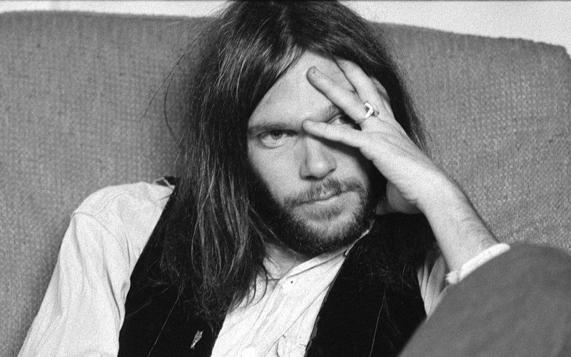 Natürlich ist er ein großartiger Gitarrist, eine absolute Rock-Ikone - aber eben auch der Schöpfer einiger der schönsten und epischsten Folk- und Rocksongs der Musikgeschichte: Für uns zählt Neil Young, der am 12. November 80 wird, zu den größten Songwriterinnen und Songwritern aller Zeiten ...