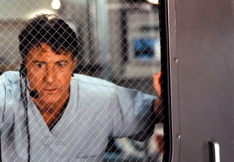 Colonel Sam Daniels (Dustin Hoffman), ein renommierter Seuchenexperte im Dienst der US-Armee, reist im Auftrag seines Vorgesetzten nach Afrika, um sich vor Ort von der Gefährlichkeit des unbekannten Virus' zu überzeugen. 