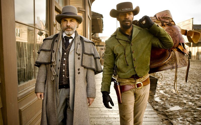 Christoph Waltz (links) spielt den Kopfgeldjäger Dr. King Schultz, der Sklave Django (Jamie Foxx) befreit, mit unvergesslicher Brillanz.