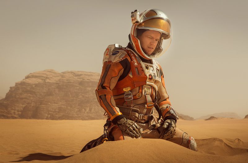 Er bestreitet den Großteil des Films als Einzelkämpfer - und das mit Bravour: In "Der Marsianer - Rettet Mark Watney" (2015) spielt Matt Damon den Titelhelden, der zu den ersten Menschen gehört, die von der NASA auf den Mars geschickt werden. Nach einem schweren Sandsturm glaubt seine Crew, dass Watney tot sei und verlässt den Planeten. Doch der Botaniker und Ingenieur ist quicklebendig und kolonialisiert den Roten Planeten im Alleingang.