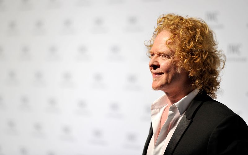 Seine Haare leuchten so rot, dass er einst sogar seine Band "einfach rot" nannte: Bei Mick Hucknall, der mit Simply Red jetzt ein neues Album ("Time", VÖ. 26. Mai) veröffentlicht, sind seine feurigen Locken ein unverwechselbares Markenzeichen. In unserer Galerie zeigen wir die schönsten Rotschöpfe der Unterhaltungsbranche ...