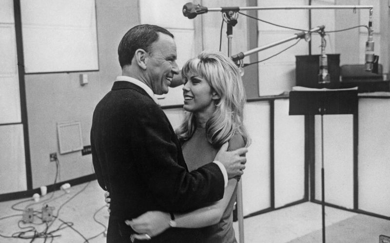 Frank Sinatra, hier zu sehen mit seiner Tochter Nancy Sinatra.
