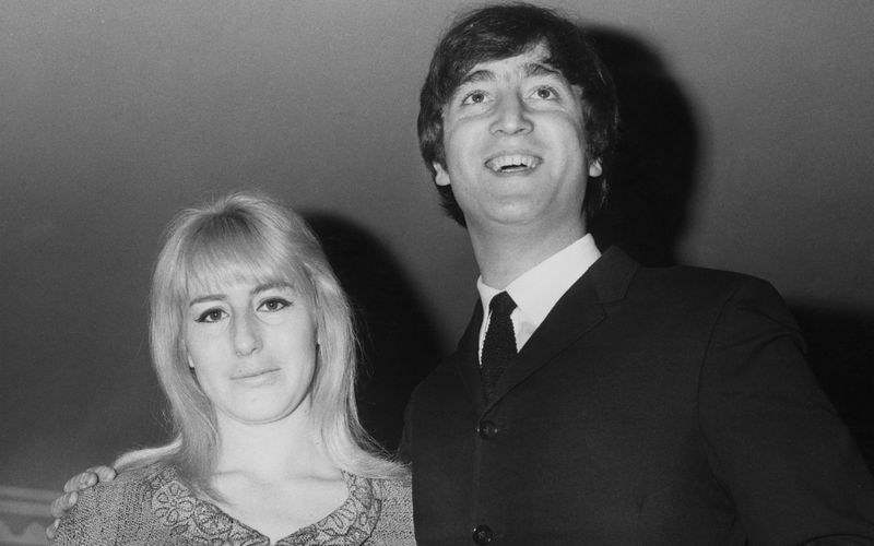 Bis ins Jahr 1964 musste John Lennon auf Wunsch des Beatles-Managers Brian Epstein sein Familienleben geheim halten, um sein Image als Mädchenschwarm nicht zu gefährden. Dabei hatte er bereits wenige Monate, bevor die erste offizielle Beatles-Single im Oktober 1962 erschien, seine Jugendliebe geheiratet. Seine erste Ehefrau Cynthia war zu diesem Zeitpunkt schon schwanger.  