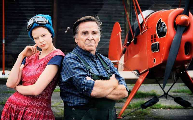 Schorsch (Elmar Wepper) wird langsam grün mit seiner neuen Reisebegleiterin Philomena (Emma Bading).