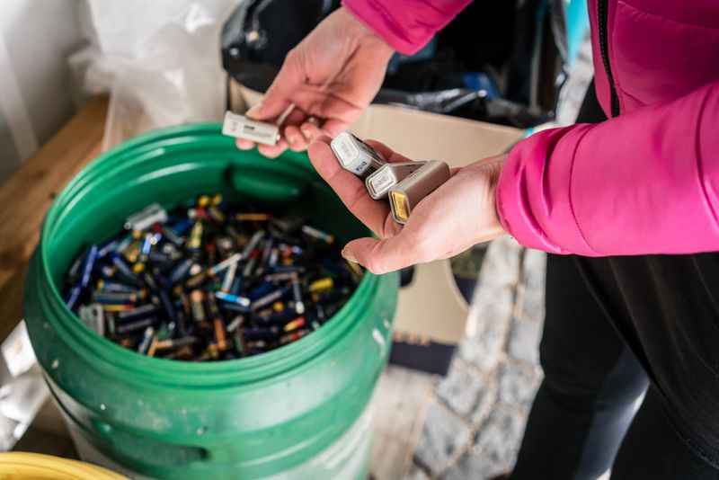 Leere Batterien entsorgen manche Menschen einfach im Restmüll. Doch das ist falsch! Stattdessen sollten Sie die Batterien besser an einer extra Sammelstelle abgeben: Entsprechende Behälter gibt es in vielen Supermärkten, Drogerien oder auch Tankstellen. Die Entsorgung ist selbstverständlich kostenlos.
