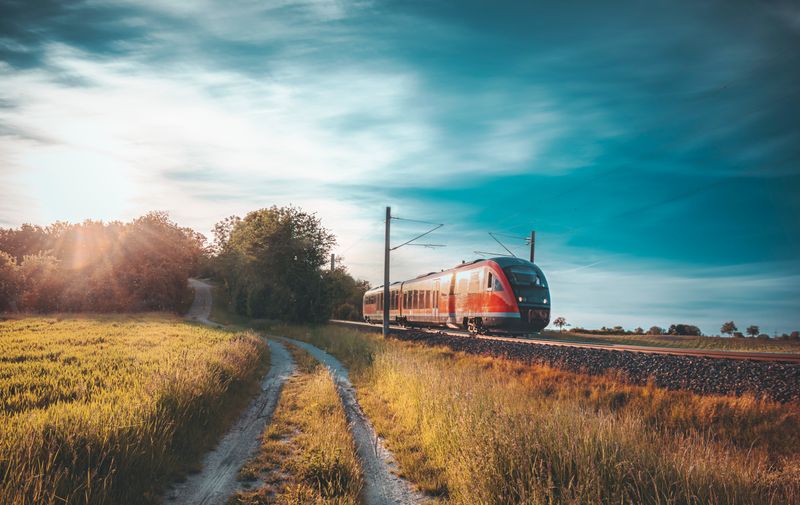 Das Flugzeug ist für viele das Symbol für einen Urlaub. Doch auch mit dem eigenen Auto oder der guten alten Eisenbahn kann man bequem an schöne Orte reisen.
