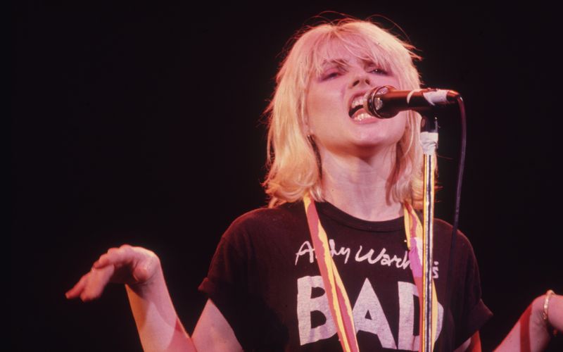 Frauen, die T-Shirts tragen? Spätestens seit Debbie Harry völlig normal. Kaum eine Sängerin beeinflusste die Mode so sehr wie die Blondie-Frontfrau, die in den 70ern und 80ern zahlreiche Welthits einsang ("Atomic", "Heart Of Glass", "Call Me"). Denn auch mit ihrer Musik gelang es Harry mit ihren Musik-Kollegen zusammenzuführen, was nicht zu passen schien: Sie brachten Punk und Pop stimmig auf einen Nenner.