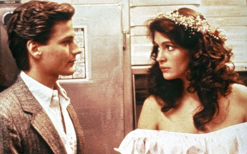 Ins Filmgeschäft verhalf Julia Roberts 1986 ihr Bruder Eric. Die erste große Rolle kam nur zwei Jahre später: Als hübsche Daisy wird sie in der Coming-of-Age-Komödie "Mystic Pizza" von Charles (Adam Storke) umgarnt.