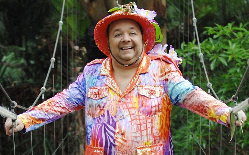 Er schenkte nicht nur dem "Dschungelcamp" seine ganz eigenen Farben: Der Schauspieler, Comedian und Moderator Dirk Bach verstarb 2012 im Alter von 51 Jahren. In seiner Wohnung wurden unter anderem Medikamente gegen Herzschwäche und Bluthochdruck gefunden. Wahrscheinlich, erklärte die Staatsanwaltschaft hinterher, starb Bach an Herzversagen.