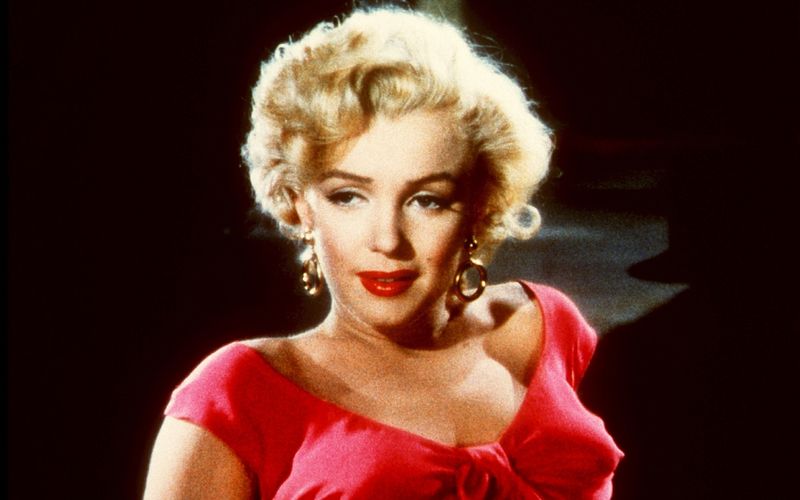 So lernte die Welt Norma Jeane Baker kennen: Unter ihrem Künstlernamen Marilyn Monroe feierte sie in "Niagara" 1952 ihren Durchbruch und wurde zu einer der größten Traumfrauen Hollywoods. Vor 60 Jahren, am 4. August 1962, starb die Ikone im Alter von nur 36 Jahren. Und wer, wenn nicht sie, sollte unsere Galerie der berühmtesten Blondinen aller Zeiten anführen ...
