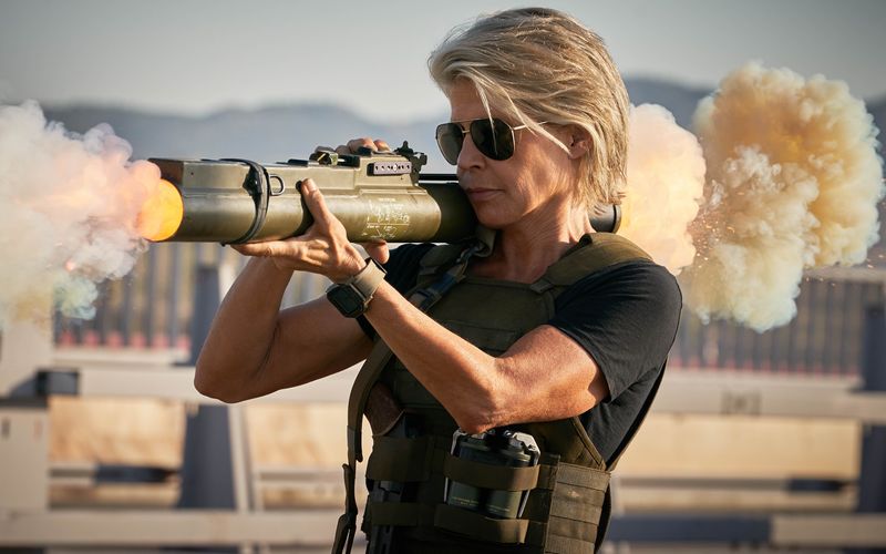 Lange waren im Kino die Rollen klar verteilt. Geriet die Welt in Unordnung, wurde sie vom Mann wieder geradegerückt. Heute demonstrieren schlagkräftige Heldinnen wie Linda Hamiltons Sarah Connor in der "Terminator"-Reihe (Bild, Szene aus "Terminator: Dark Fate"), dass Frauen wissen, wo der Hammer hängt. Wir stellen die Ahnengalerie der fiktiven Superfrauen vor.