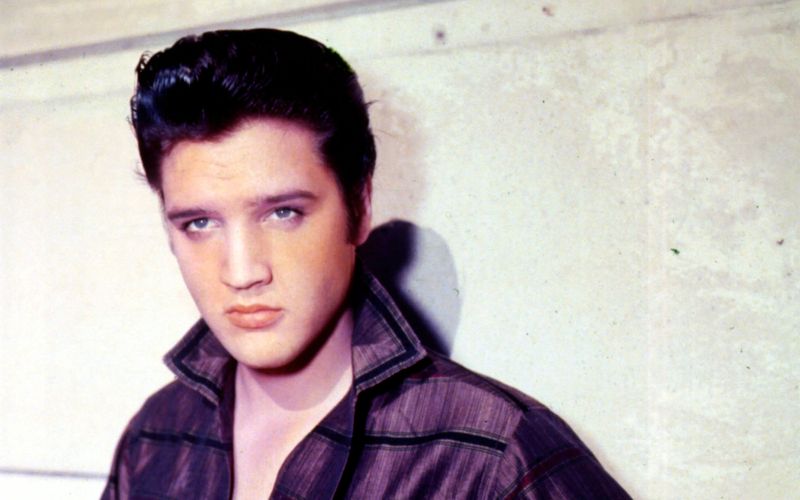 Heute kaum noch vorstellbar ist der erste Skandal um Elvis Presley. Der King trat 1956 das sechste Mal im US-Fernsehen auf, der Hype um ihn war nur wenige Monate vorher losgebrochen. Als er seine neue Single "Hound Dog" präsentierte, traute so mancher Zuschauer seinen Augen nicht: Presley schwang die Hüften!