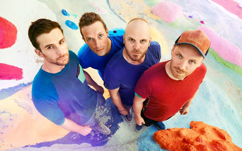 Coldplay gehören zu den erfolgreichsten Rock- und Pop-Acts der letzten 20 Jahre, jeder kennt die Band um Chris Martin (zweiter von links). Aber wussten Sie auch, dass die Briten schon Musik im Weltall veröffentlichten und bei der Trauerfeier eines berühmten Tech-Gurus auftraten? Anlässlich des neuen Albums "Music Of The Spheres" präsentiert die Galerie 15 kuriose Fakten aus dem Coldplay-Kosmos.