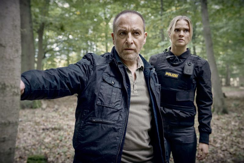 Spätestens seit Streaminghits wie "Babylon Berlin", "Dark" und "Der Pass" ist klar: Deutsche Serien sind international absolut konkurrenzfähig. Oft auch ohne, dass wir es wissen. Denn unter Titeln wie "Family Mix" oder "Le Destin de Lisa" machen erstaunlich viele deutsche Fernsehserien weltweit Furore. Sehen Sie hier, welche TV-Hits "Made in Germany" neben "Alarm für Cobra 11" (Bild) zum Exportschlager wurden ...