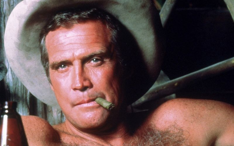 Mit Kippe und Bier: Als Stuntman, der nebenbei als Kopfgeldjäger arbeitet, gehörte Colt Seavers (Lee Majors) sicher zu den coolsten Serienhelden der 80er-Jahre.
