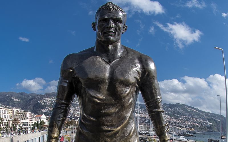 Über diese Statue wunderte sich die Welt: In Madeira, der Heimat von Fußball-Superstar Cristiano Ronaldo wurde dieses Abbild aufgestellt - das vor allem durch das überdeutlich modellierte Geschlecht auffiel. Dieses Denkmal ist nicht die einzige Geschmacksverirrung ihrer Art, wie unsere Galerie zeigt ...