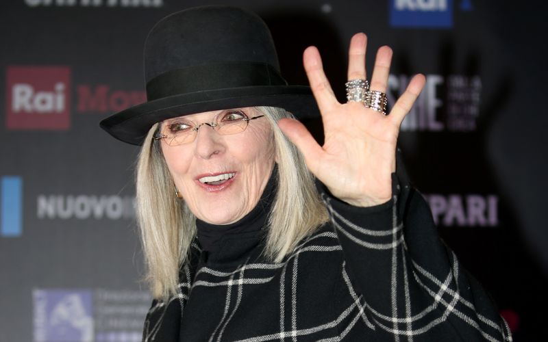 Haben Sie sich auch schon gefragt, warum Diane Keaton fast immer Hüte trägt? Die Antwort gab die Schauspielerin in einem Interview mit dem US-Magazin "InStyle": Sie habe mehrfach Hautkrebs gehabt, so Keaton und müsse sich vor der Sonne schüttzen. 