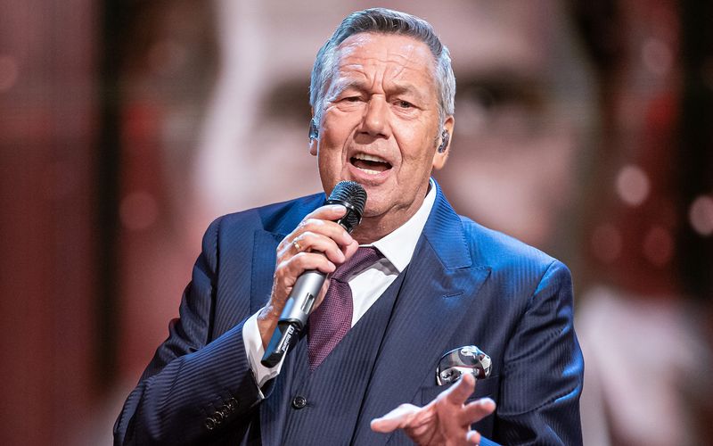 Seit fünf Jahrzehnten mischt Roland Kaiser schon im Schlagergeschäft mit, nun legt er mit "Marathon" ein neues Album vor. Dass der Sänger immer noch auf der Bühne steht, ist alles andere als selbstverständlich, wie unsere Galerie mit den Höhe- und Tiefpunkten seiner Karriere zeigt ...
