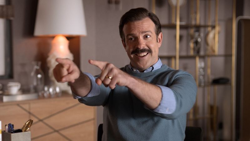 Wer schon von "Ted Lasso" gehört, aber aus mangelndem Interesse an Fußball noch nie reingeschaut hat, dem sei geraten: Es ist in keiner Weise notwendig, Fußball zu mögen, um den unwiderstehlichen Charme der Serie zu verstehen. Doch "Ted Lasso" ist nur eine von zahlreichen Top-Serien von Apple. Welche Produktionen noch einen Blick wert sind, lesen Sie in der Galerie.