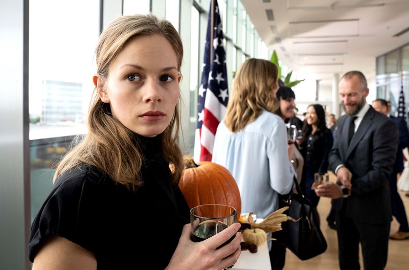 Agenten-Tochter Emily (Emilia Bernsdorf) in der Frankfurter "Tatort"-Folge mit dem Titel "Funkstille": Auf Geheiß ihrer Eltern muss die 17-Jährige an einem Empfang am US-Konsulat teilnehmen. Dort fühlt sich der US-kritische Teenager nicht wirklich wohl.