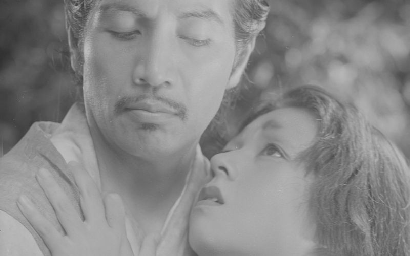 Was wirklich geschah? Das muss jeder in Akira Kurosawas "Rashomon" selbst herausfinden. Immer wieder verschiebt sich die Perspektive: Der 1950 entstandene Film beleuchtet ein Verbrechen aus den Blickwinkeln verschiedener Menschen und gilt wegen seiner innovativen, gebrochenen, puzzle-artigen Erzählweise als Meilenstein der Filmgeschichte.