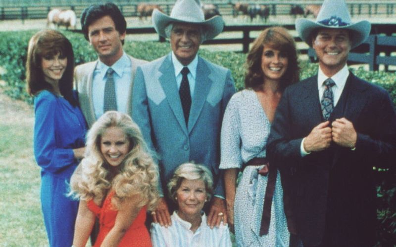 Weltweit eine der populärsten TV-Serien der 80er-Jahre: In "Dallas" spielte Patrick Duffy (oben, zweiter von links) den Bruder von Ölmagnat J.R. Ewing (Larry Hagman, rechts).