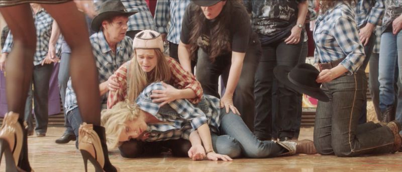 Die pubertierende Kiki (Leonie Wesselow) stützt ihre kranke Mutter Monika (Juliane Köhler) nach einem Zusammenbruch. Anschließend hat Angie ihre Teenager-Schwester an der Backe.