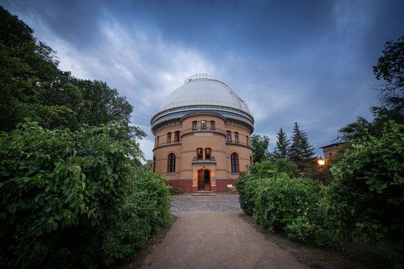 Der Große Refraktor auf dem Telegrafenberg in Potsdam beheimatet seit 1899 ein Doppelteleskop, mit dem Forscher bis heute das Weltall erforschen.
