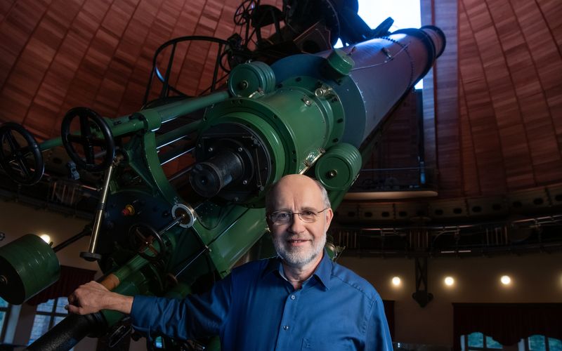 Mittels eines riesigen Teleskops möchte Harald Lesch bis an den Rand der Welt vordringen.