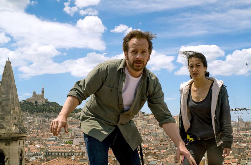 Spannende Kinoflucht über die Dächer von Marseille: Bruno (Fabian Busch) sucht mit Hilfe der Taxifahrerin Aliya (Sabrina Amali) nach seiner Frau und flieht vor der Polizei.