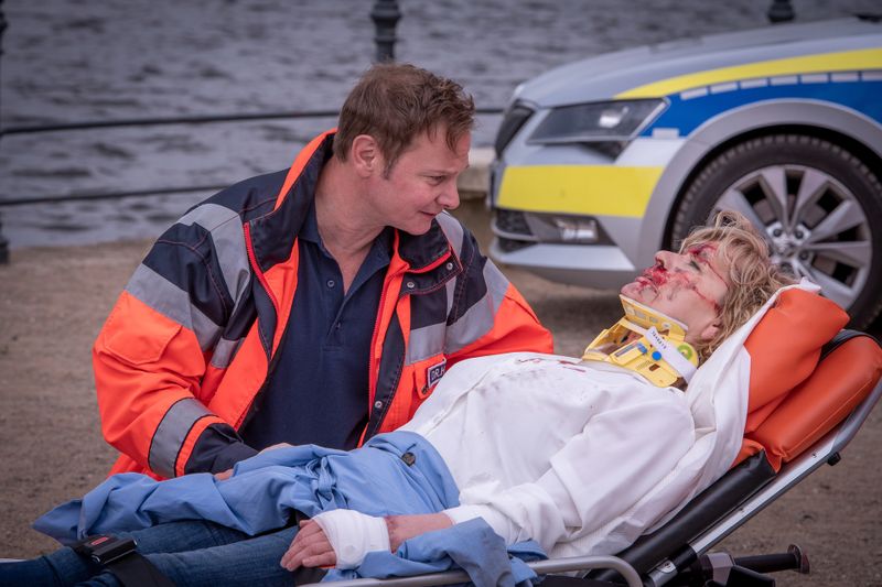 Dr. Haase (Fabian Harloff) versorgt Karin Berger (Anne Kasprik) am Tatort Binnenalster. Die Sozialarbeiterin wurde bei einem Überfall schwer zusammengeschlagen.