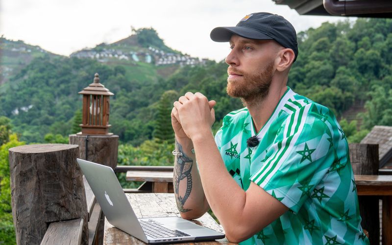 Bastian Barami bereist seit 2015 die Welt. 2017 hat er seinen Wohnsitz in Wuppertal abgemeldet. Im Internet hat er mühsam gelernt, online Geld zu verdienen.