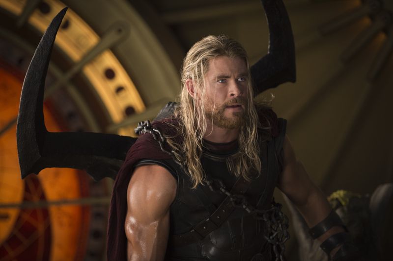 Da sind die Haare noch dran: Thor (Chris Hemsworth) hat mal wieder ein Monster besiegt.