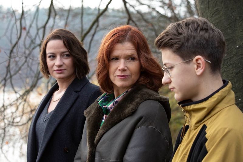 Trauernde Familie mit viel schauspielerischem Potenzial: Nina Gummich, Anke Engelke und Juri Winkler (von links) als Hinterbliebene in der neuen deutschen Netflix-Serie "Das letzte Wort".