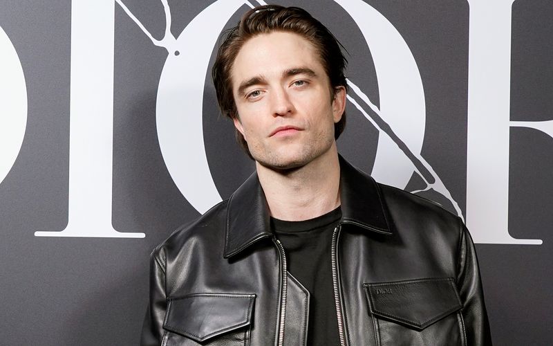 Robert Pattinson soll sich mit dem Coronavirus infiziert haben. Die Dreharbeiten zum neuen "Batman"-Film wurden gestoppt.