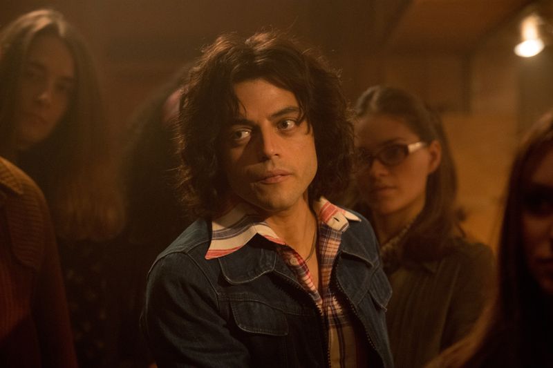 Der extrovertierte Freddie Mercury (Rami Malek) startete als schüchterner junger Mann in seine Karriere. 