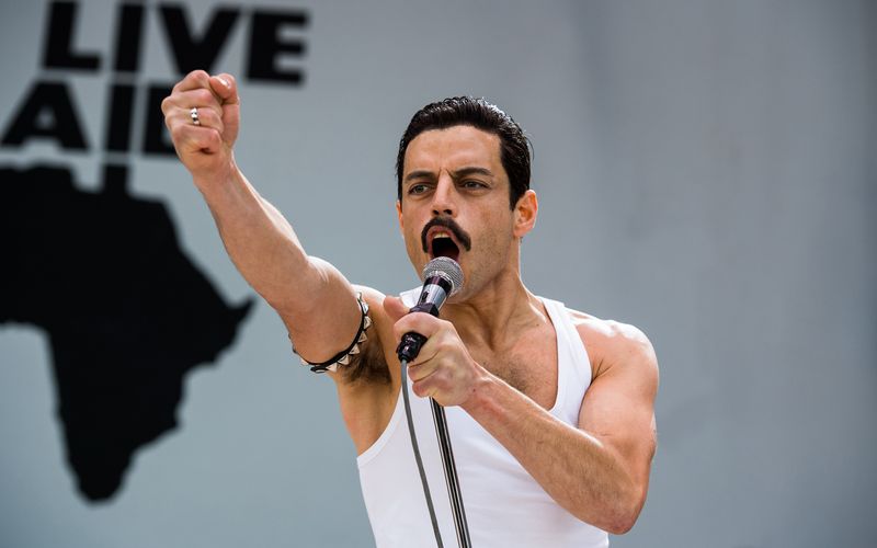 Hauptdarsteller Rami Malek hat mit einem Bewegungscoach die Gesten von Freddie Mercury perfekt einstudiert. 