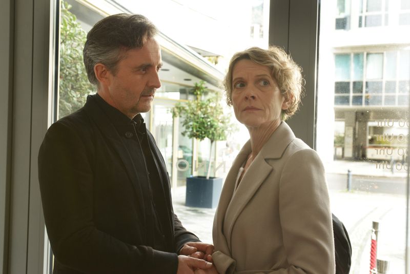Benno Rohde (Harald Schrott) versichert der besorgten Arztgattin Eva Schönfeld (Karin Giegerich), dass es ihm gut geht. Beide hatten ein Verhältnis miteinander.