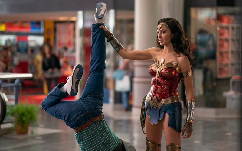 Immer da, wenn sie gebraucht wird: Nach einem Überfall in einer Shoppingmall räumt Diana alias Wonder Woman (Gal Gadot) auf.