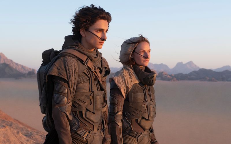 Filme wie "Dune" (Szene mit Timothée Chalamet und Rebecca Ferguson) sollen in den USA zeitgleich zum Kinostart auch beim Streamingdienst HBO Max verfügbar sein.