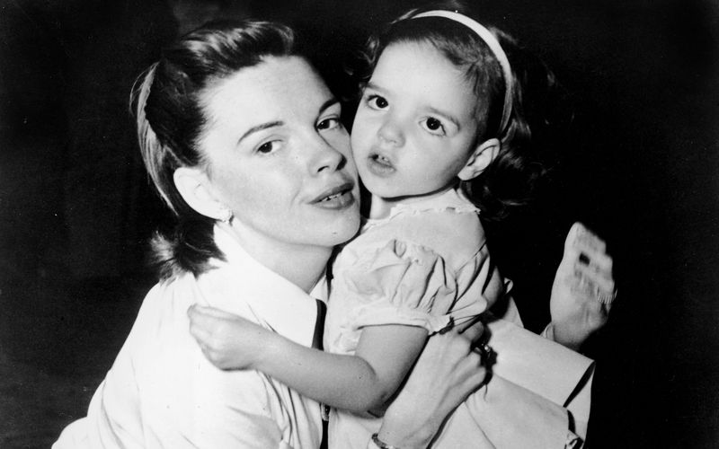 Sie waren und sind zwei der gefeiertesten Diven, die die Traumfabrik je gesehen hat: Judy Garland (links) und ihre Tochter Liza Minelli. Doch gerade bei den allergrößten Stars und ihrem (vermeintlich) glamourösen Leben, ist oft die Tragödie nicht weit. Das zeigen auch die Familiengeschichten der großen Hollywood-Clans ...