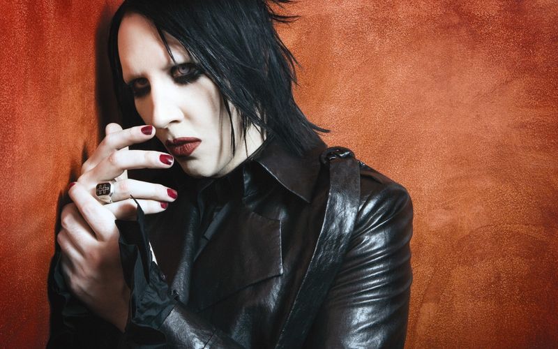 Der Mann, der Mythos, das Monster: Marilyn Manson (neues Album: "We Are Chaos") kann eine lange Liste geschmackloser Entgleisungen vorweisen. Dem Schock-Rocker wurde aber auch schon viel Unwahres angedichtet. Die Galerie bringt Licht ins Dunkel.