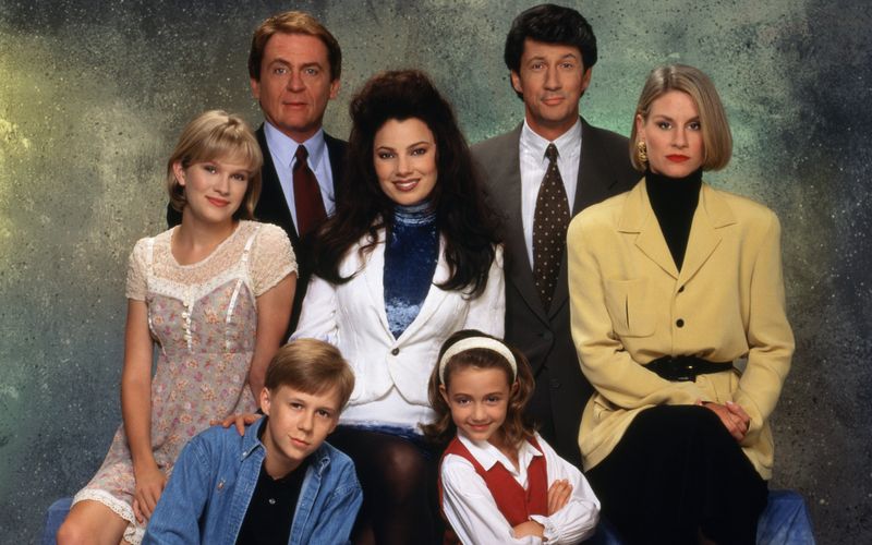 Eine Kult-Comedy der 90er-Jahre: Als die Brautmodenverkäuferin Fran Fine 1993 als "Die Nanny" beim verwitweten Broadway-Produzenten Maxwell Sheffield und seinen drei Kindern einzog, wurde nicht nur Fran Drescher (Bild, Mitte) in der Titelrolle zum absoluten TV-Liebling. Doch was machen die Darsteller heute, über 20 Jahre nach dem Ende der Show?